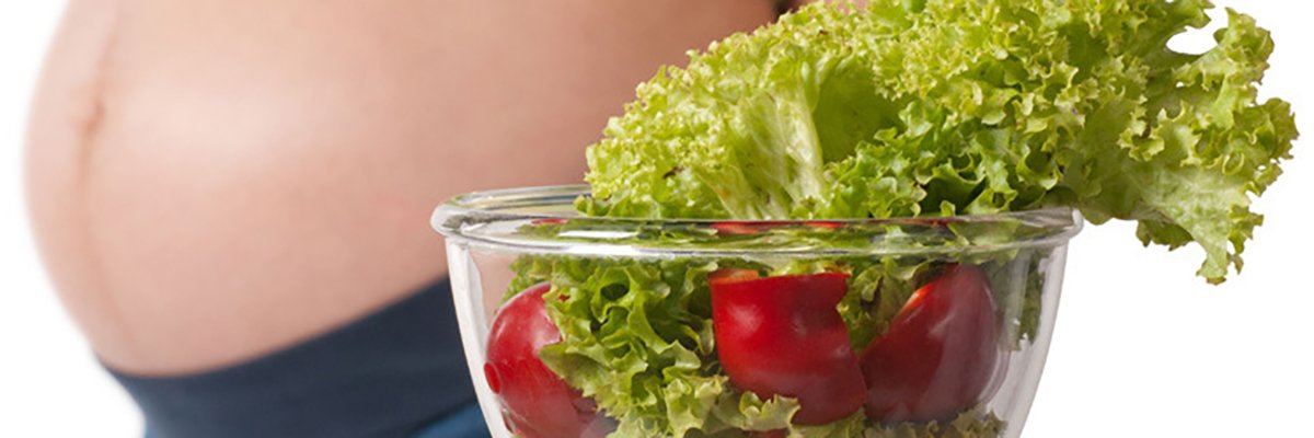 Una bebida en un vaso de vidrio con comidaDescripción generada automáticamente con confianza media
